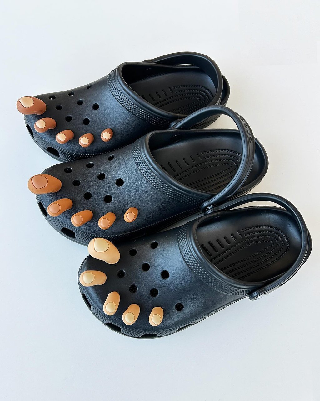 Croc lance des accessoires insolites en forme d'orteils