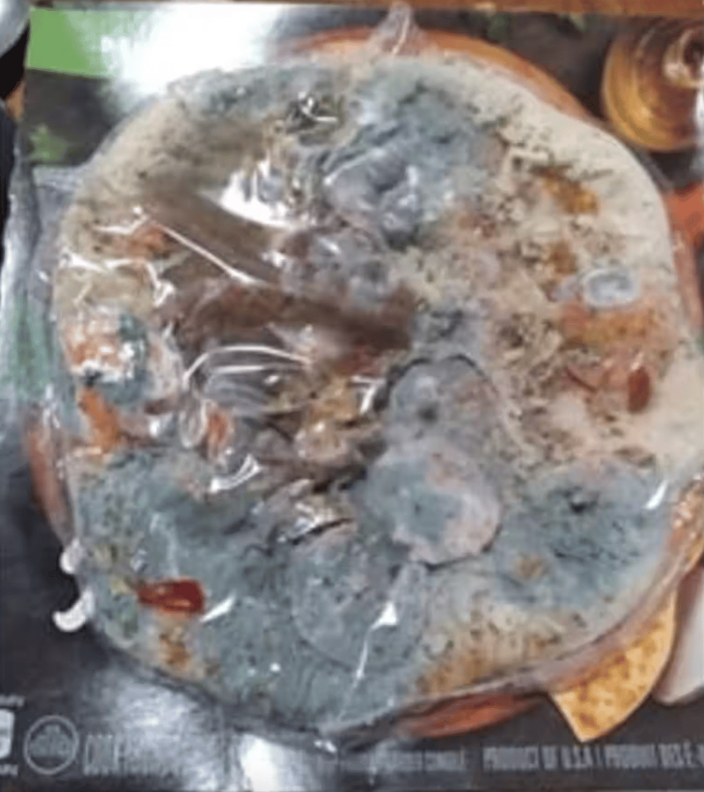  Des pizzas Delissio moisies découvertes dans le rayon des surgelés d'un IGA