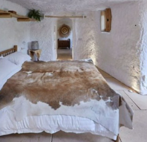 Il transforme une grotte vieille de 800 ans en magnifique maison