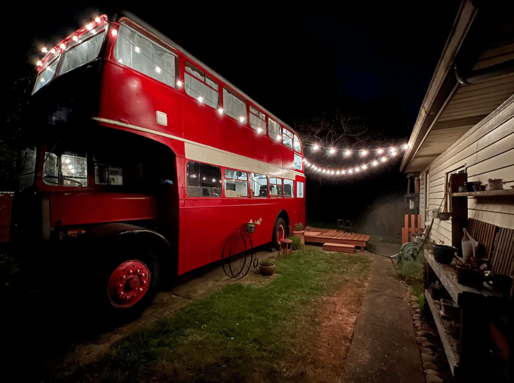 Un jeune homme a transformé un bus à deux étages en douillette mini-maison.