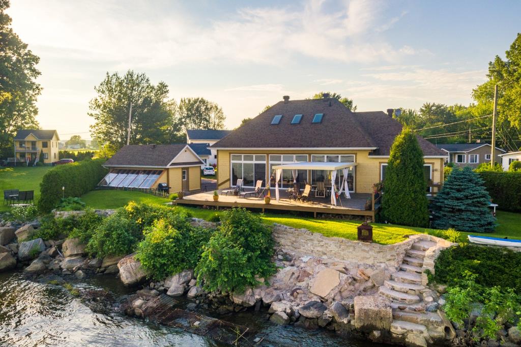 Un coup de coeur! Cottage riverain avec des vues splendides, une luminosité exceptionnelle et une terrasse de rêve