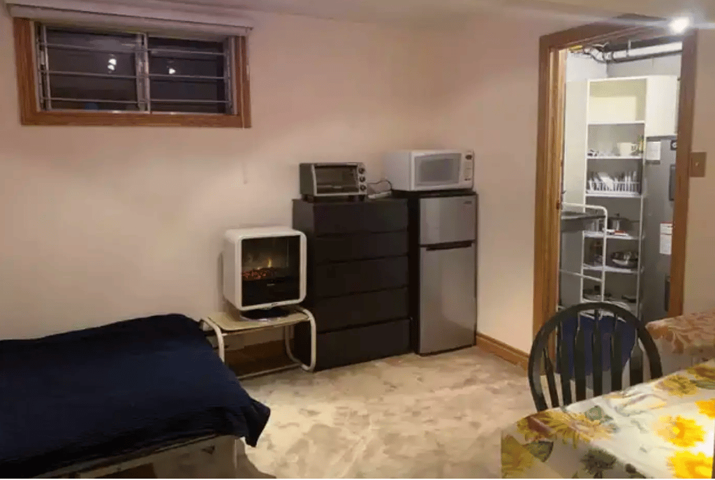 Paieriez-vous 900 $ pour louer ce sous-sol avec la « cuisine » dans la chambre ?