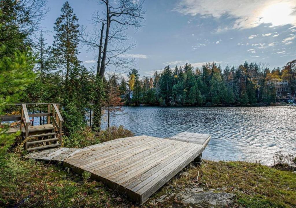 Superbe chalet vendu meublé sis sur un terrain boisé avec vue sur le lac