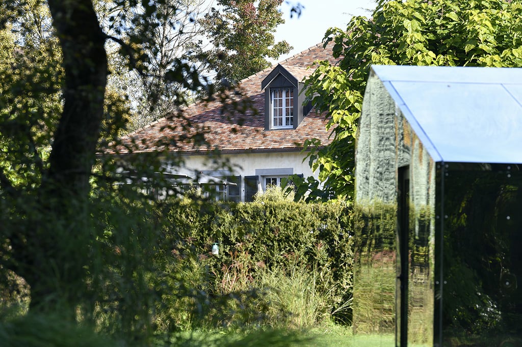Une mini-maison en miroirs qui se fond au paysage