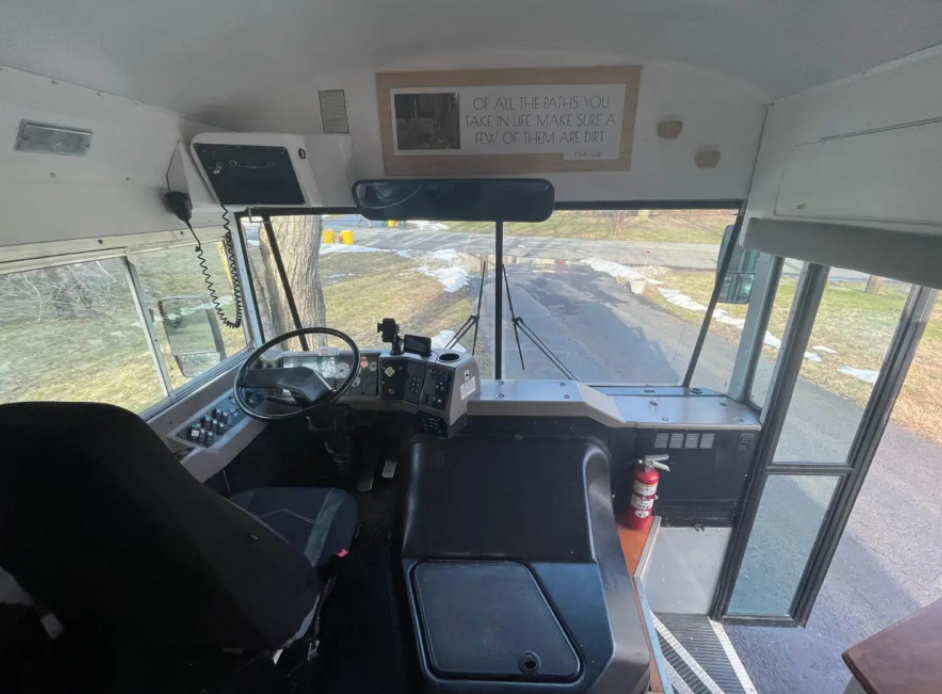 Ils transforment un autobus scolaire pour télétravailler et voyager à travers le pays.
