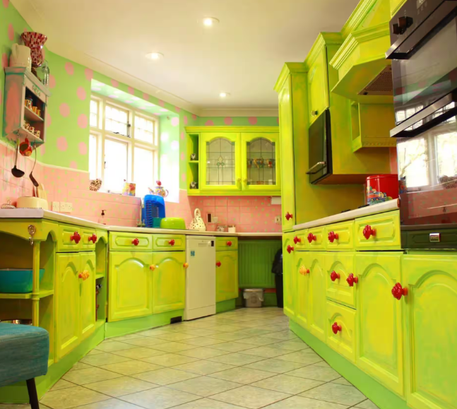 Une femme qui a transformé sa demeure en «maison de poupée géante» n'arrive pas à la vendre