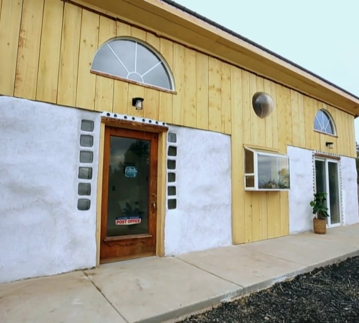 Une mère construit une maison pour son adolescente pour 10 000 $ en utilisant des bottes de paille