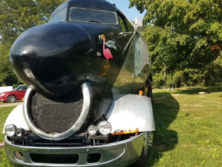Il transforme un avion de la 2e Guerre mondiale en camping-car