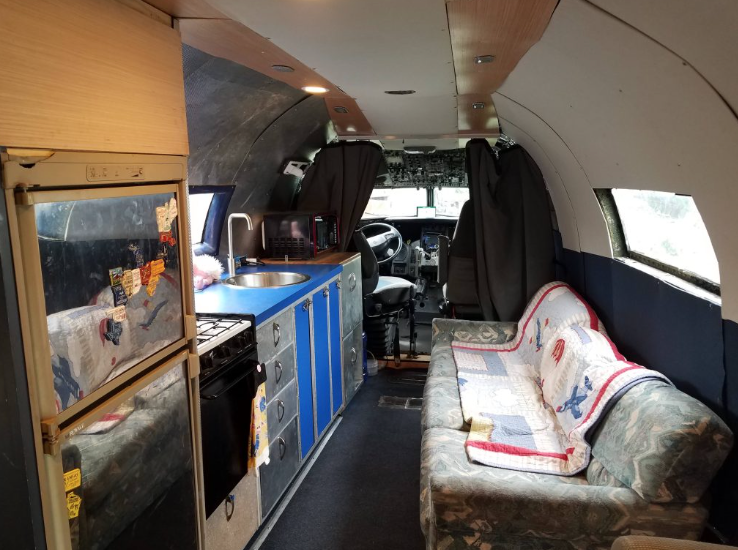 Il transforme un avion de la 2e Guerre mondiale en camping-car