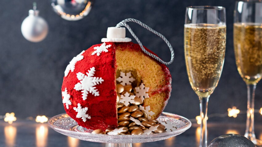 Superbe gâteau piñata en boule de Noël