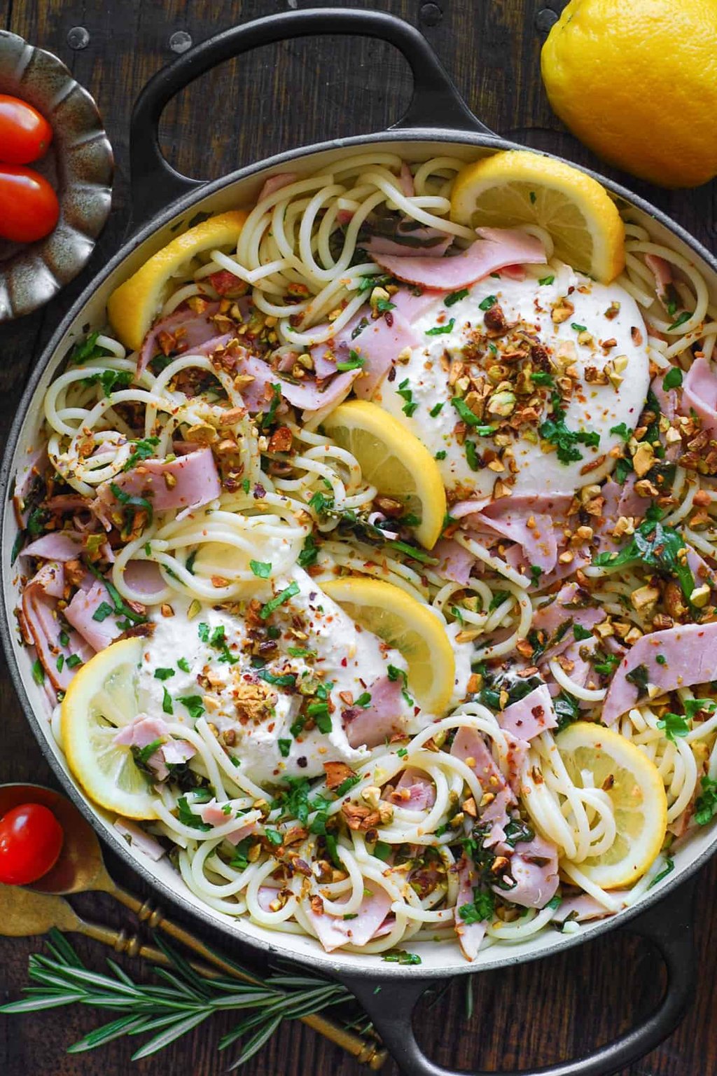 Spaghetti au jambon avec épinards, fromage burrata et sauce au beurre citronné