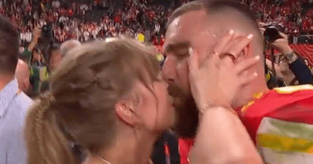 Taylor Swift vient féliciter tendrement Travis Kelce après sa victoire au Super Bowl