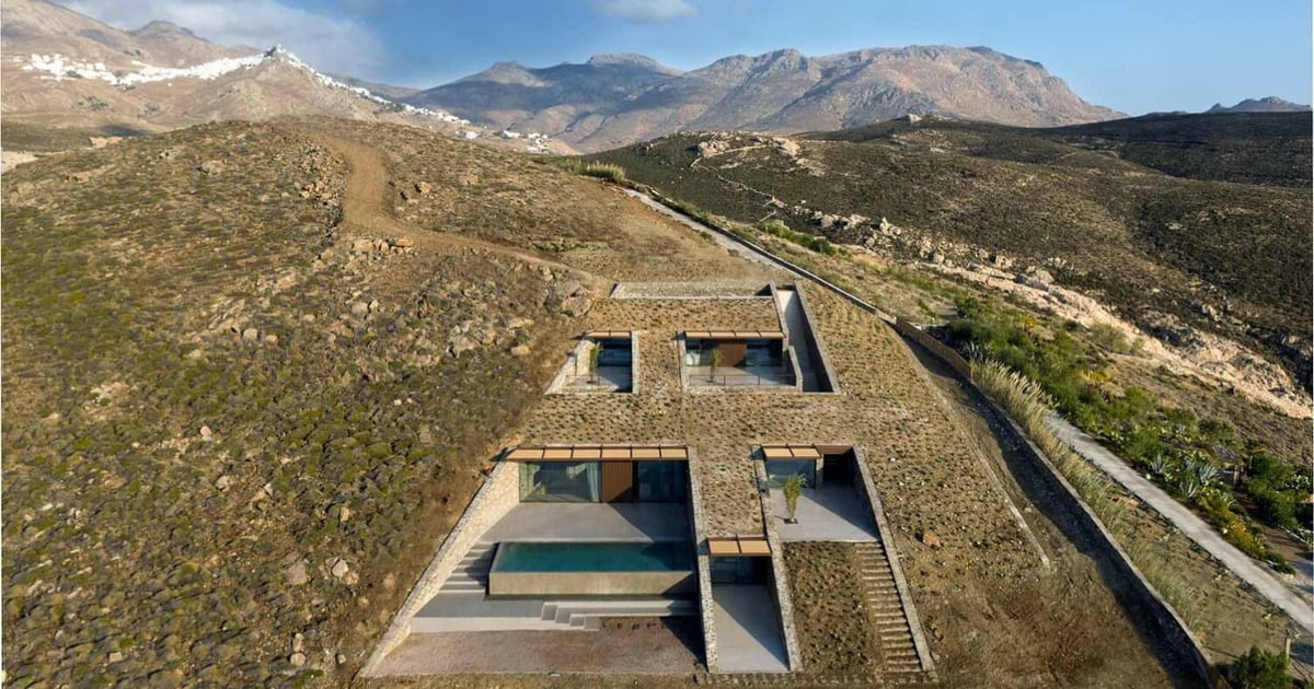 Costruita dall’interno della montagna, questa casa colpisce per il suo concetto elegante e moderno