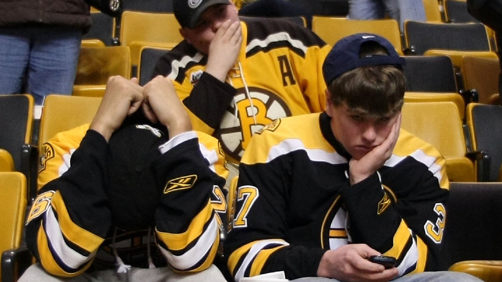Les fans des Bruins sont furieux et passent un message à Jim Montgomery avant le match ultime