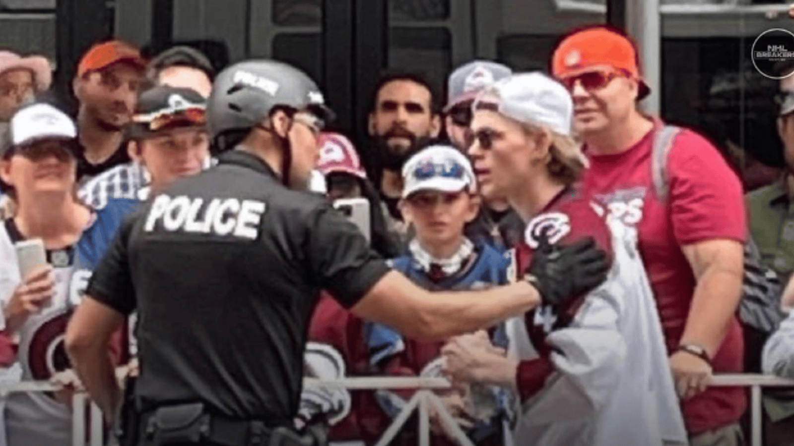 VIDÉO | La police prend le défenseur de l'Avalanche Bowen Byram pour un fan lors de la parade