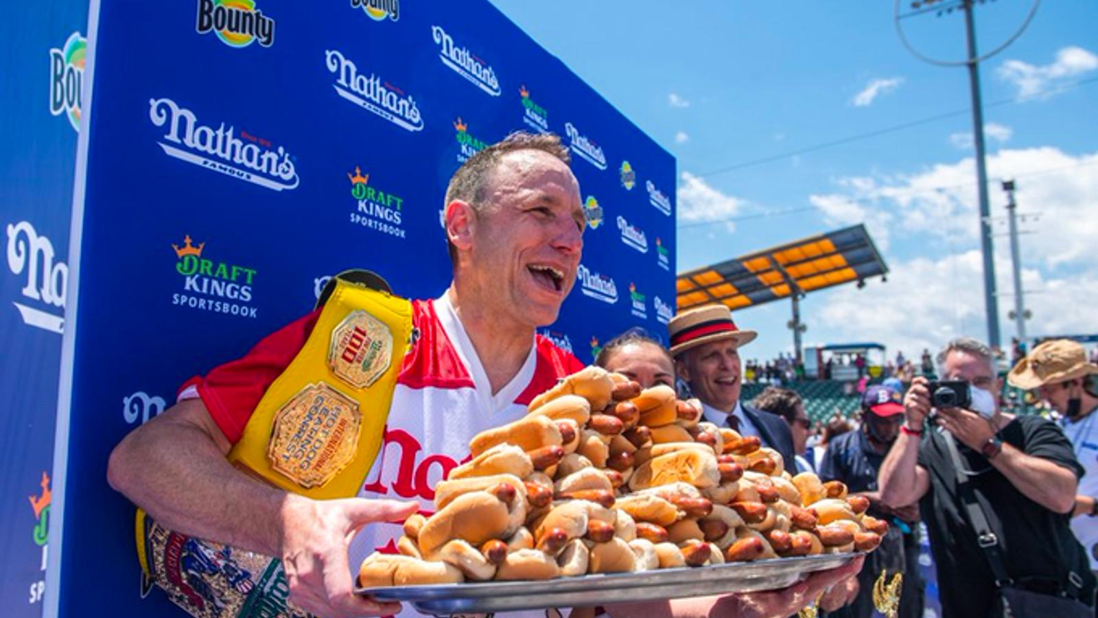Joey Chestnut remporte son 15e championnat de mangeurs de hot dogs