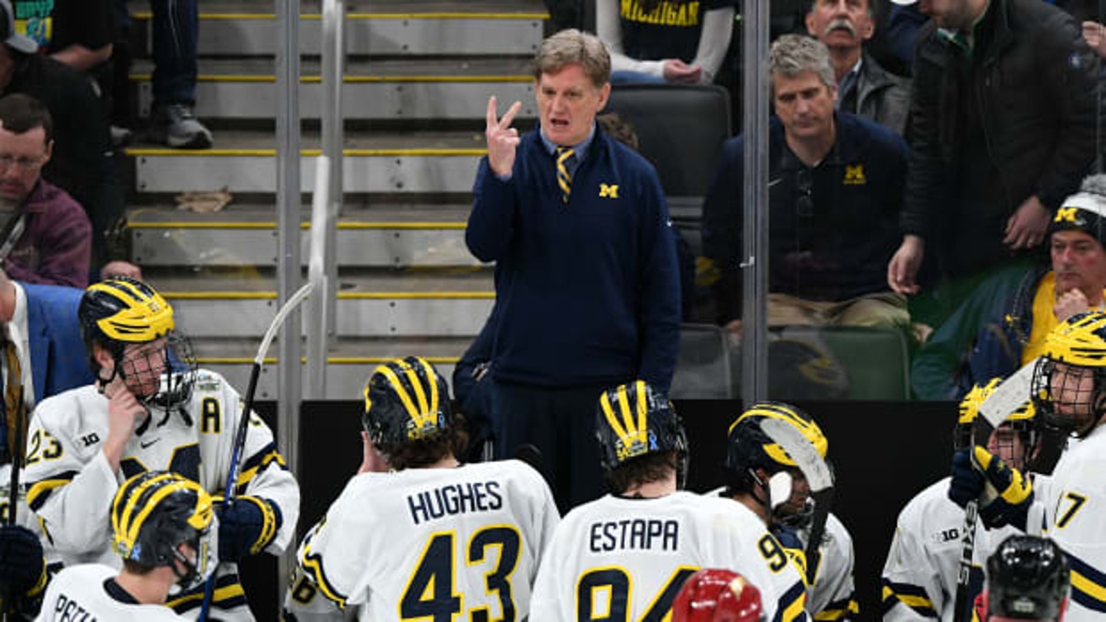 L'Université du Michigan renvoie son entraîneur-chef suite à un régime d'oppression