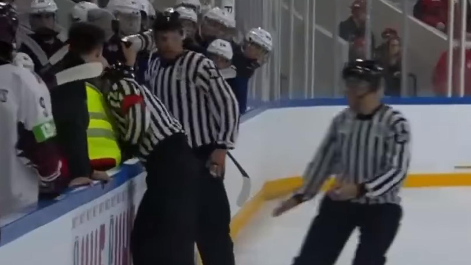 VIDEO | Scène effrayante au Championnat mondial U18 alors qu'un arbitre a été coupé par un patin 