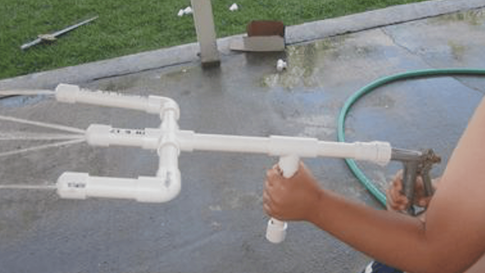 Comment faire un super pistolet à eau avec des tuyaux