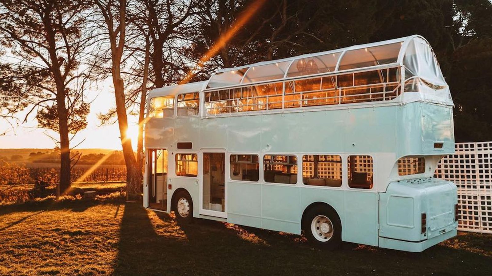 Un couple a transformé un bus à deux étages en salle de dégustation
