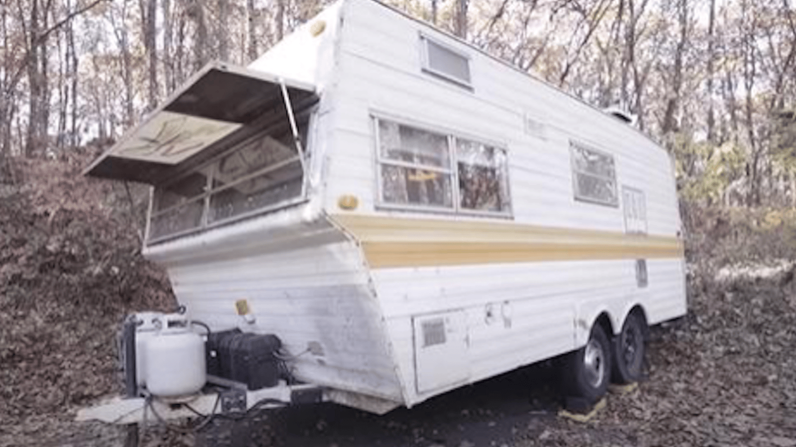 Un couple transforme un camping-car vintage de 1976 en un petit nid confortable 
