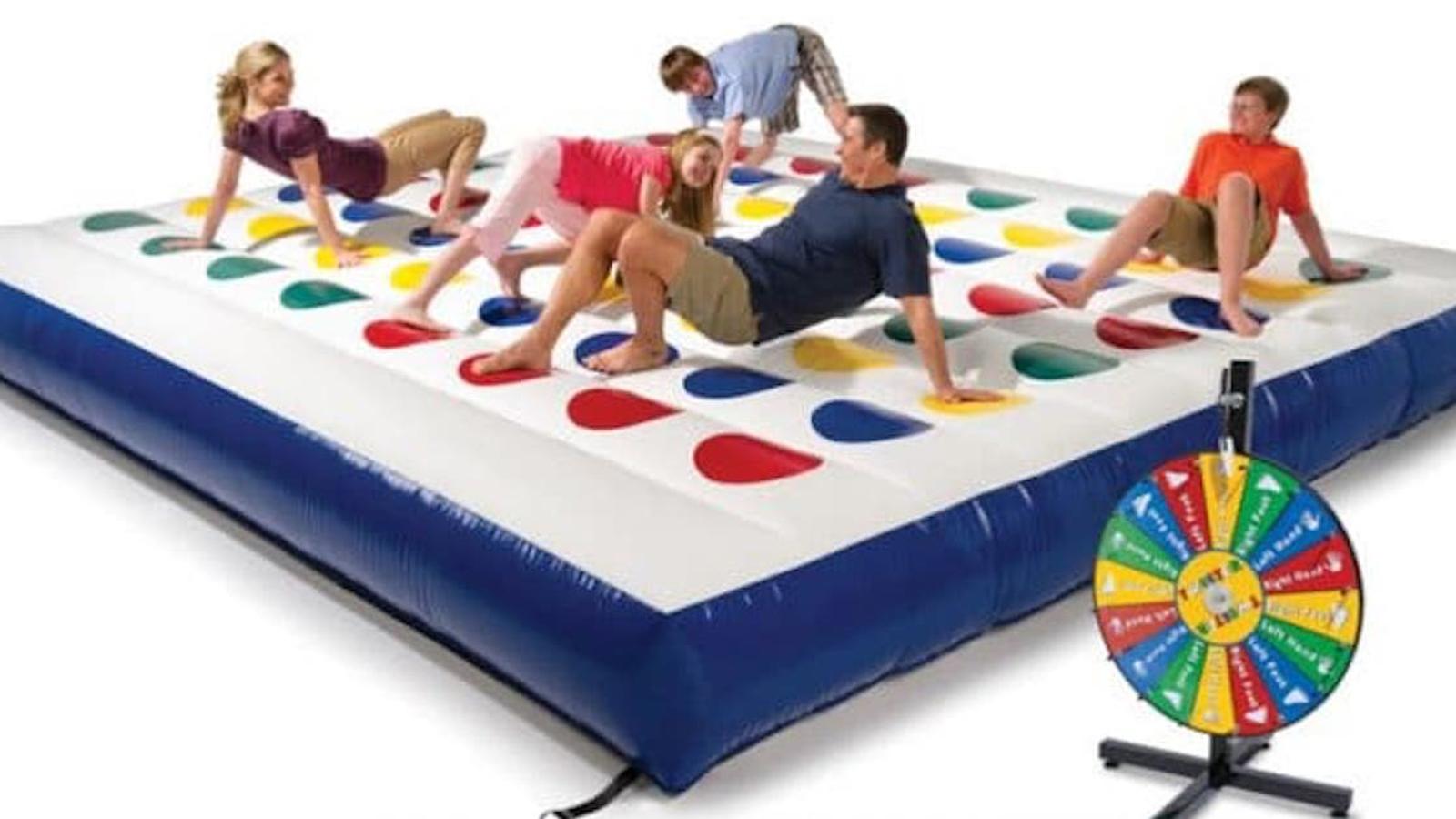 Un jeu de luxe pour l’été: un Twister gonflable géant pour la cour!