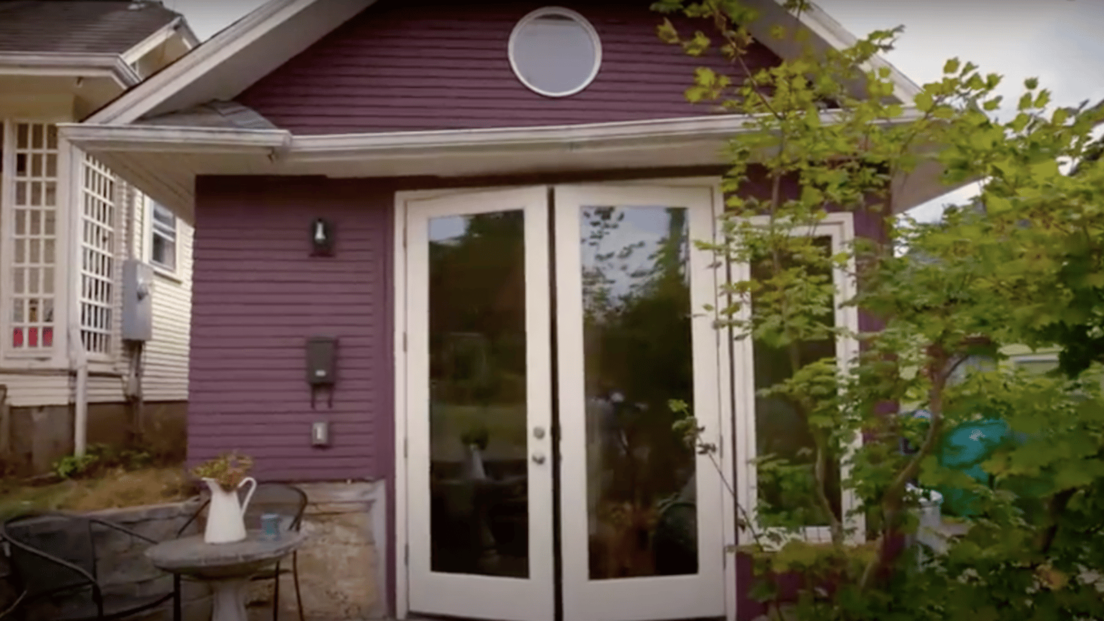 Un couple transforme son garage en une suite confortable pour grand-maman
