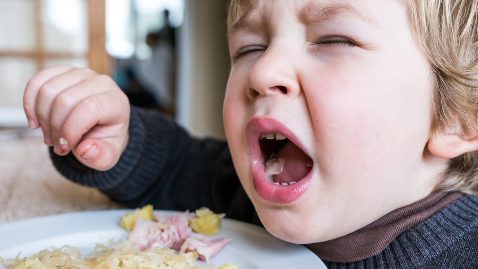 Le fait de manger la bouche ouverte ajoute du goût à la nourriture, selon la science