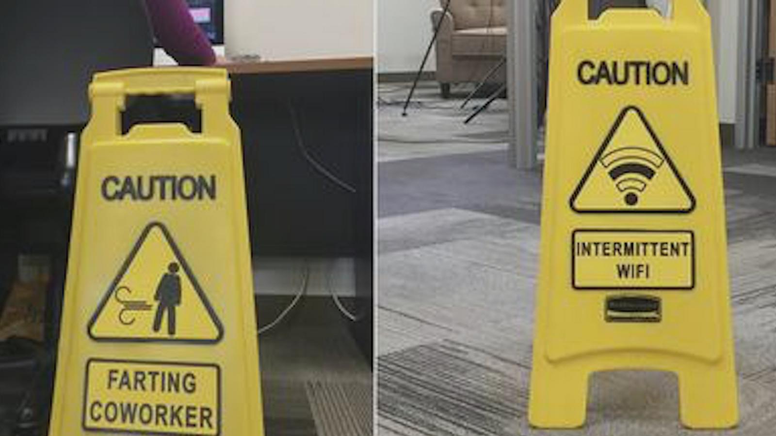 Cet employé qui a beaucoup d’humour dépose des panneaux d’avertissement un peu partout à son travail
