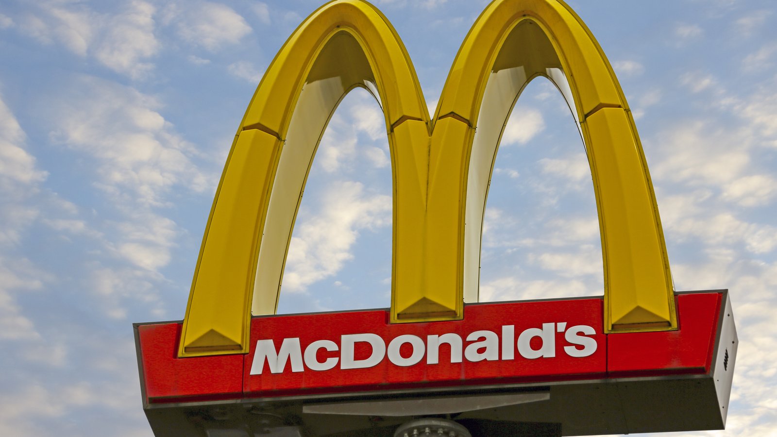 McDonald's tente engager des adolescents de 14 ans pour pallier à la pénurie de main-d'oeuvre.