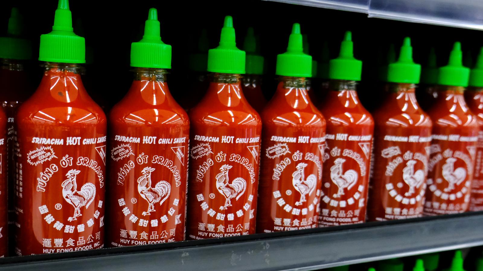 La sauce sriracha pourrait disparaître des étagères à l'épicerie très bientôt.
