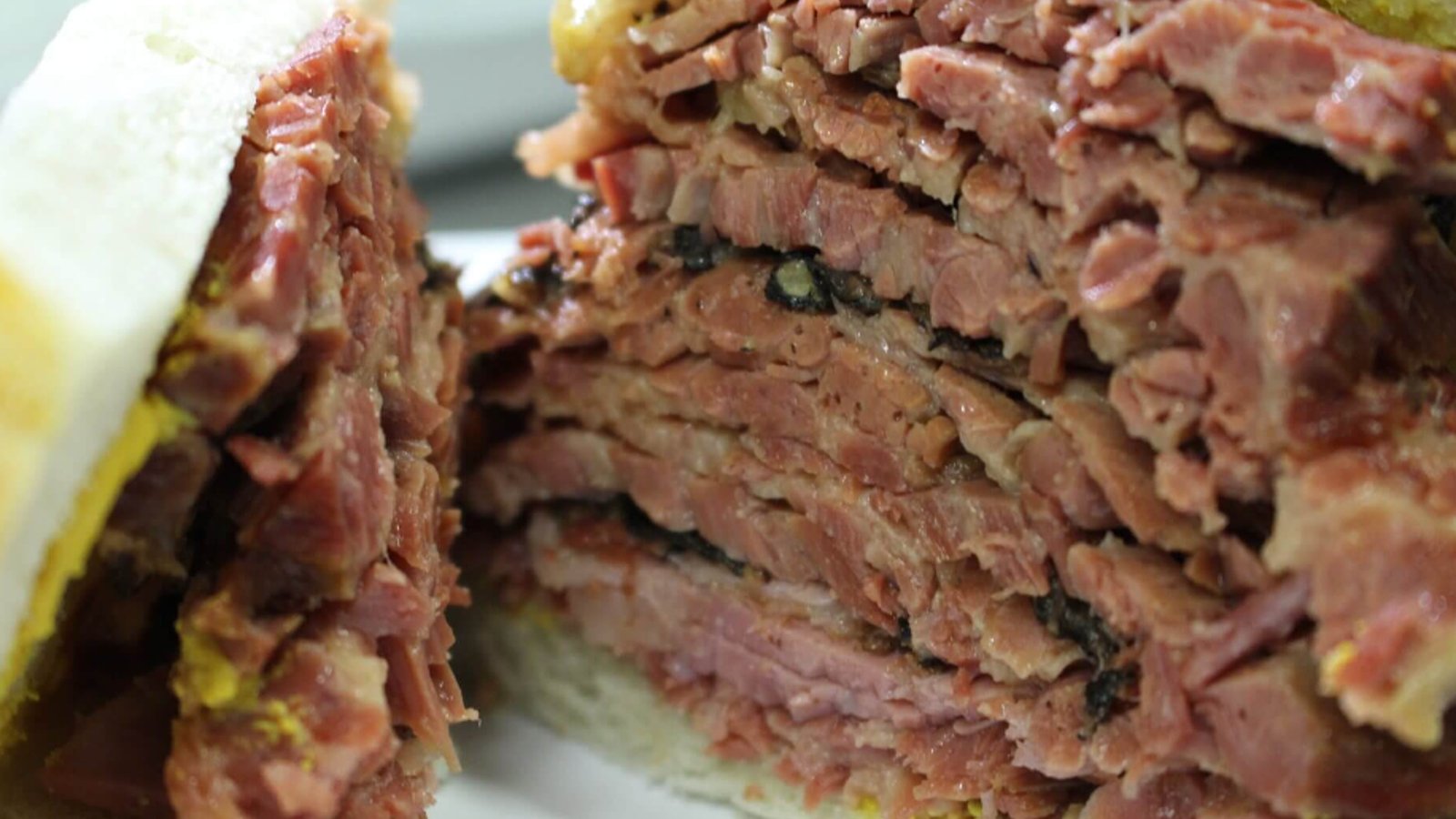 Ce populaire restaurant de smoked meat de Montréal écope d'une importante amende  