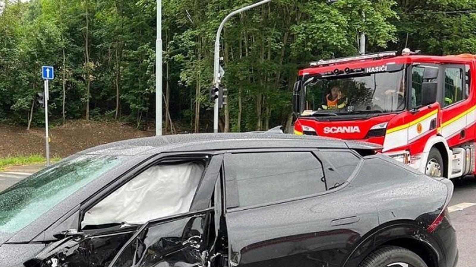 Jaromir Jagr involved in car crash as his vehicle hits tramway!