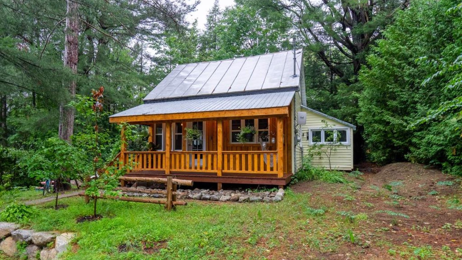 Mignon cottage champêtre à 299 000$ entouré par un boisé de 91 546 pi²... à quelques pas des services!