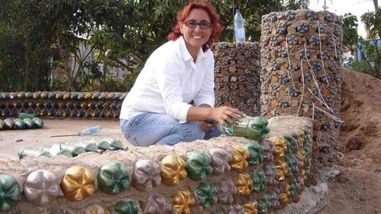 Cette avocate de Bolivie construit des maisons en bouteilles pour les familles démunies