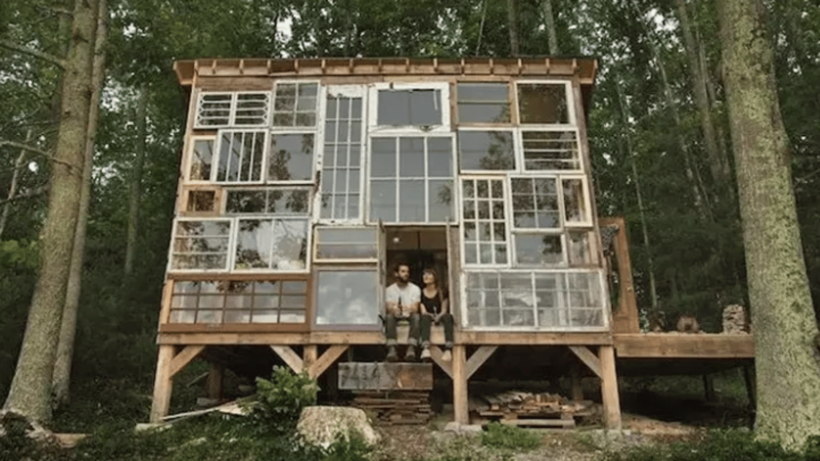 Ils recyclent de vieilles fenêtres pour construire une magnifique cabane en forêt
