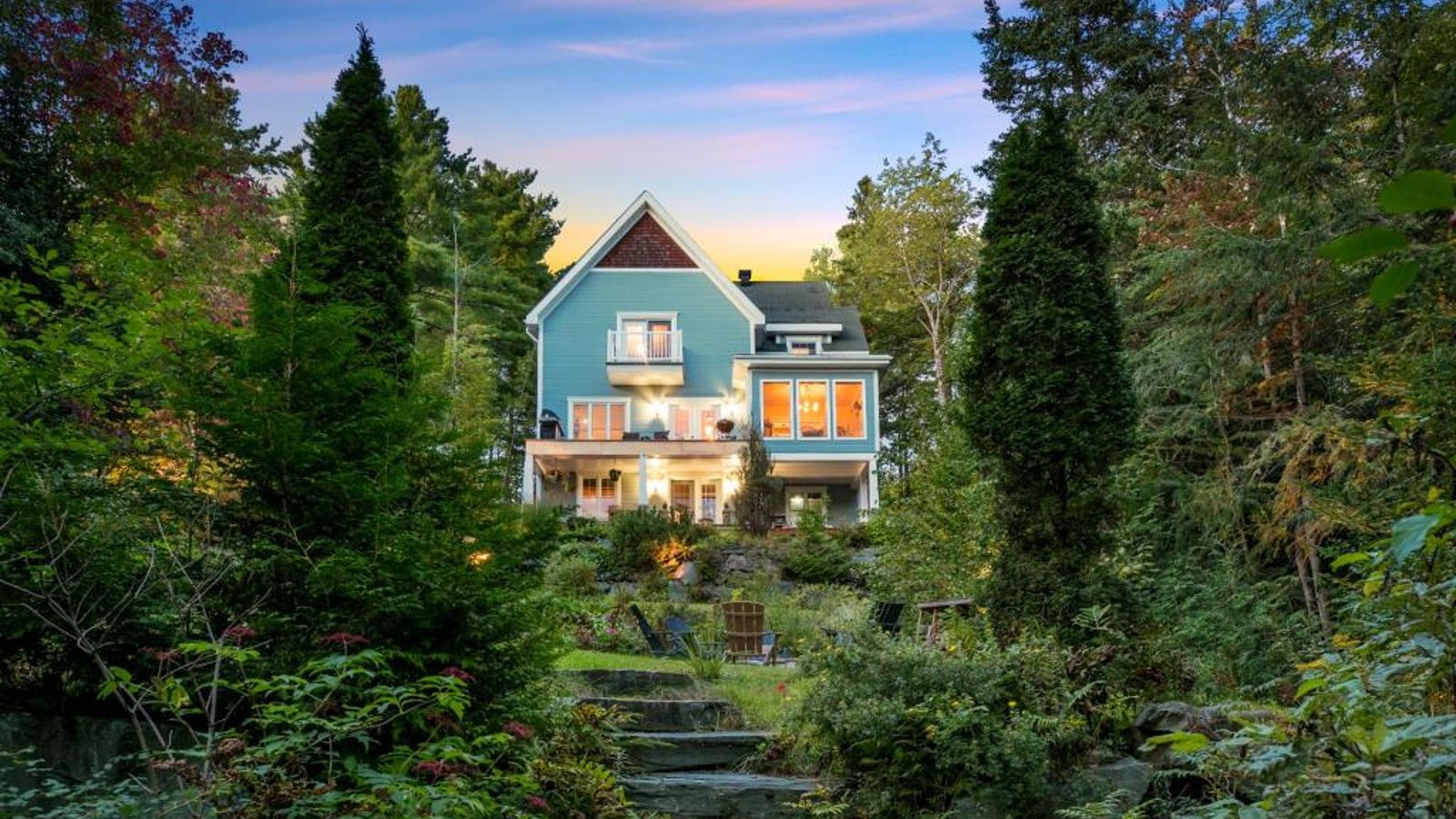 La sérénité vous attend dans ce cottage champêtre-chic niché dans un écrin de verdure surplombant un lac écologique