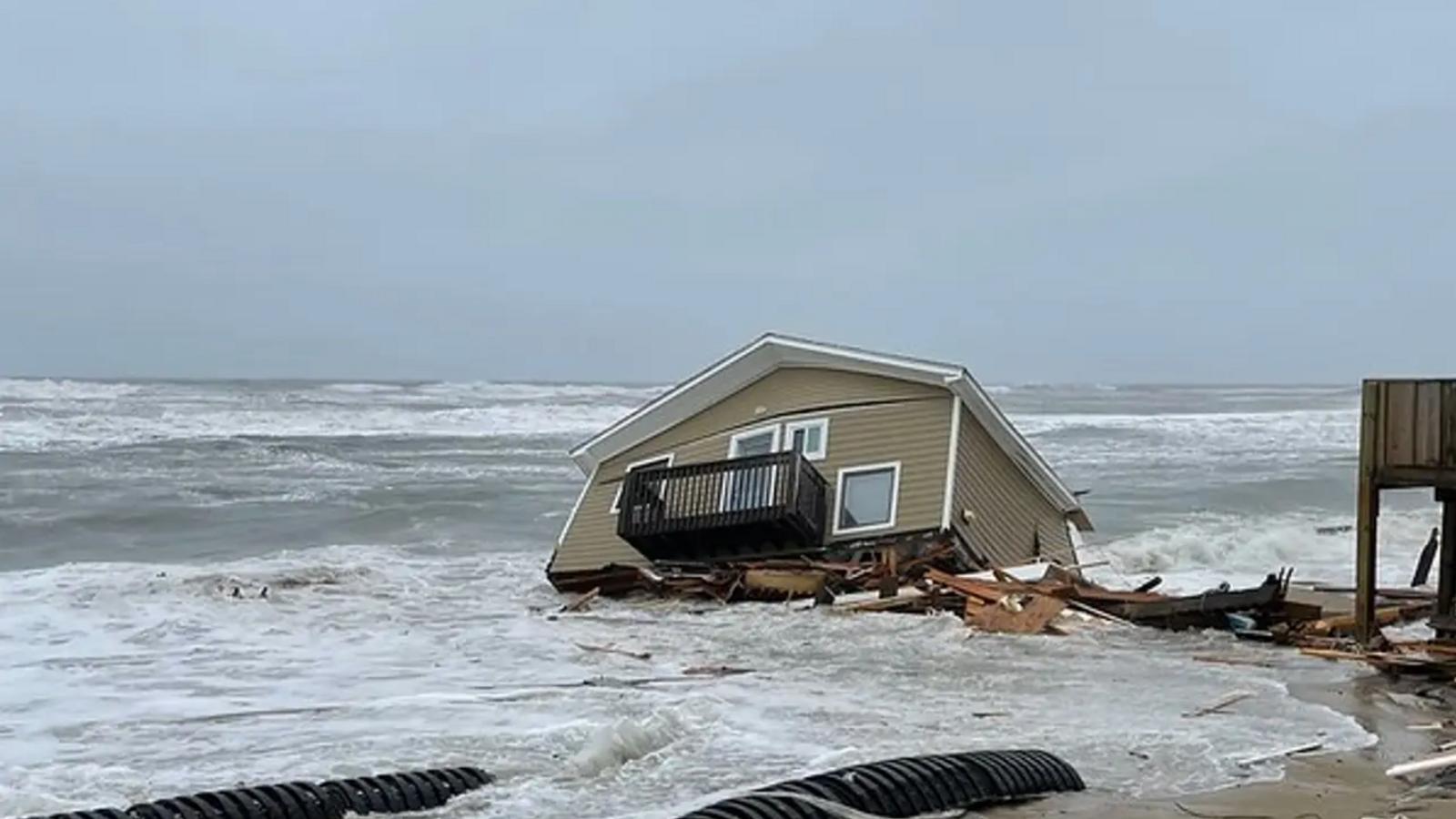 Une maison d'une valeur de 381 200 $ s'effondre dans l'océan après un changement brusque de météo