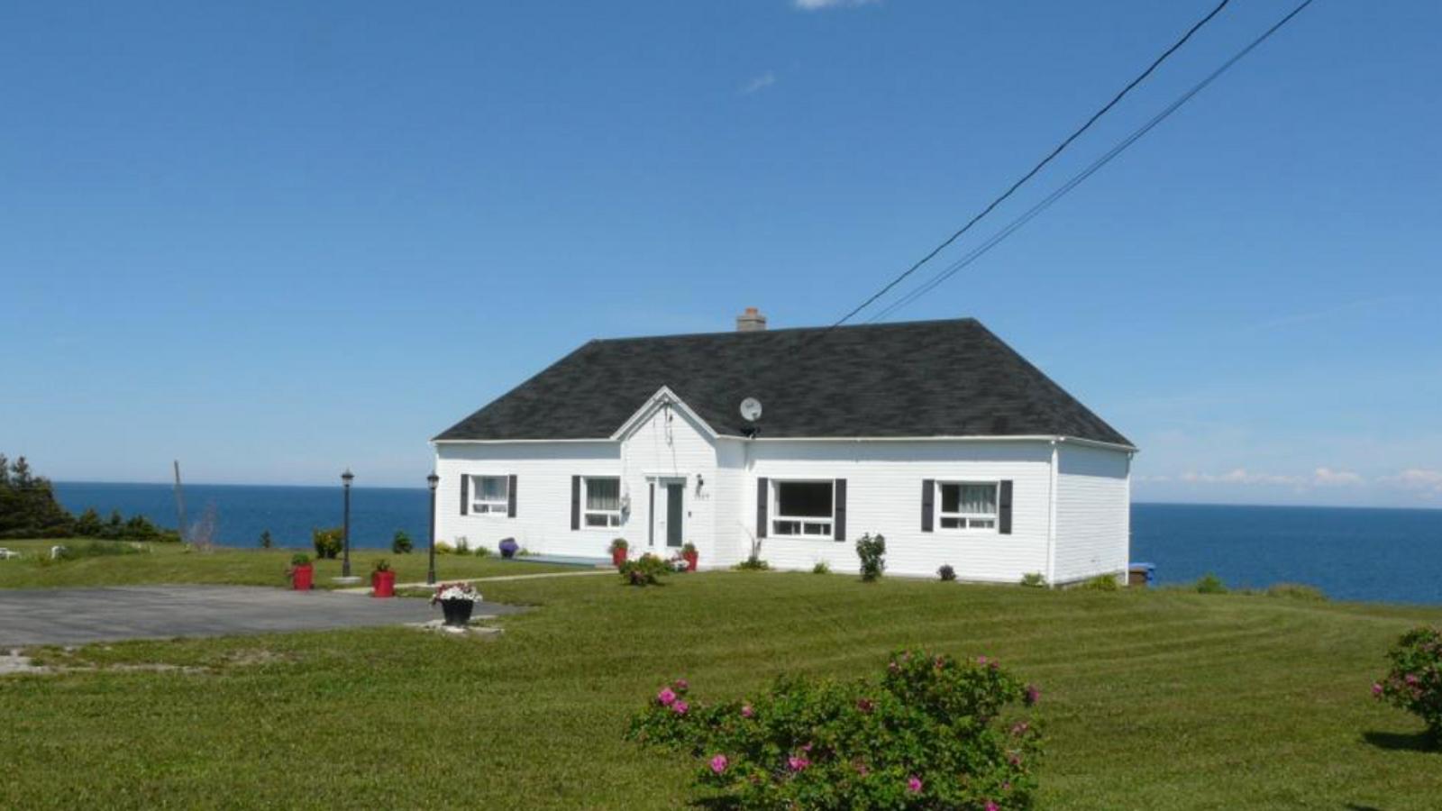 Magnifique maison sur le bord de la mer en Gaspésie à vendre pour seulement 319 500 $
