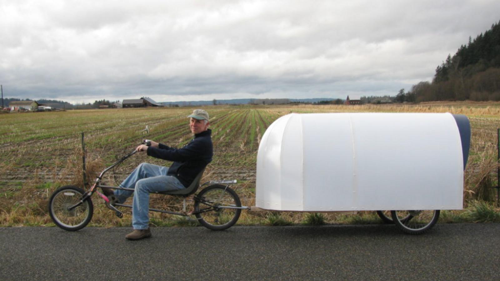 Pour moins de 200 $, il construit une mini-maison qu'il peut remorquer à vélo