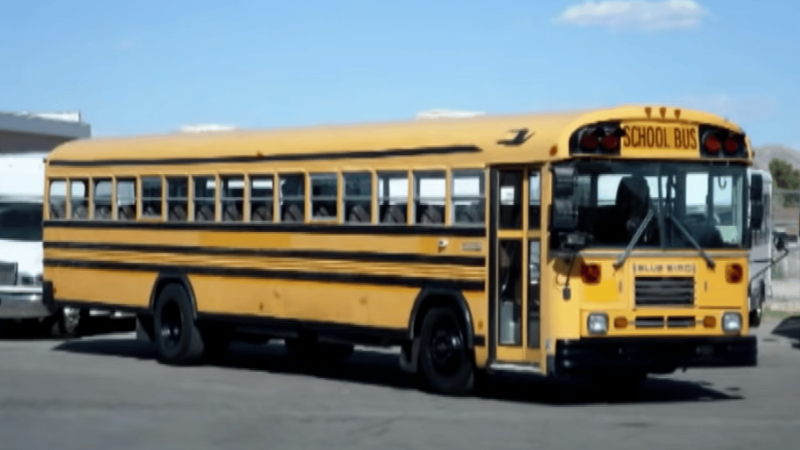 Il transforme un vieil autobus scolaire en luxueuse minimaison