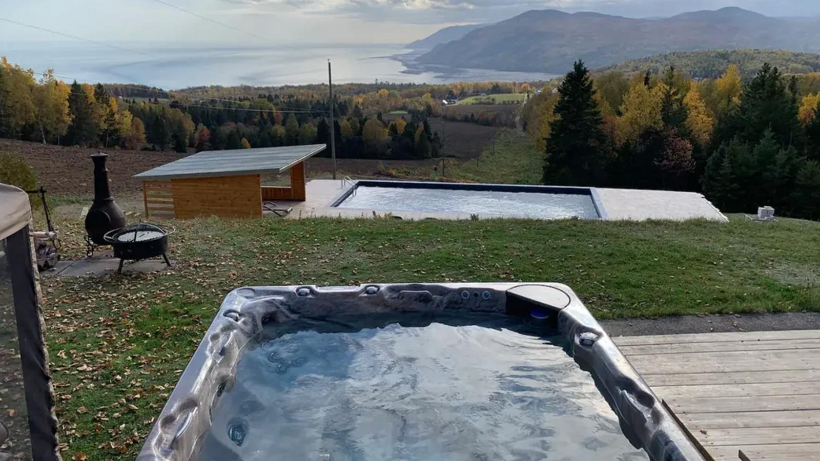 Ce chalet à 1 heure de Québec offre une magnifique vue et une superbe piscine creusée