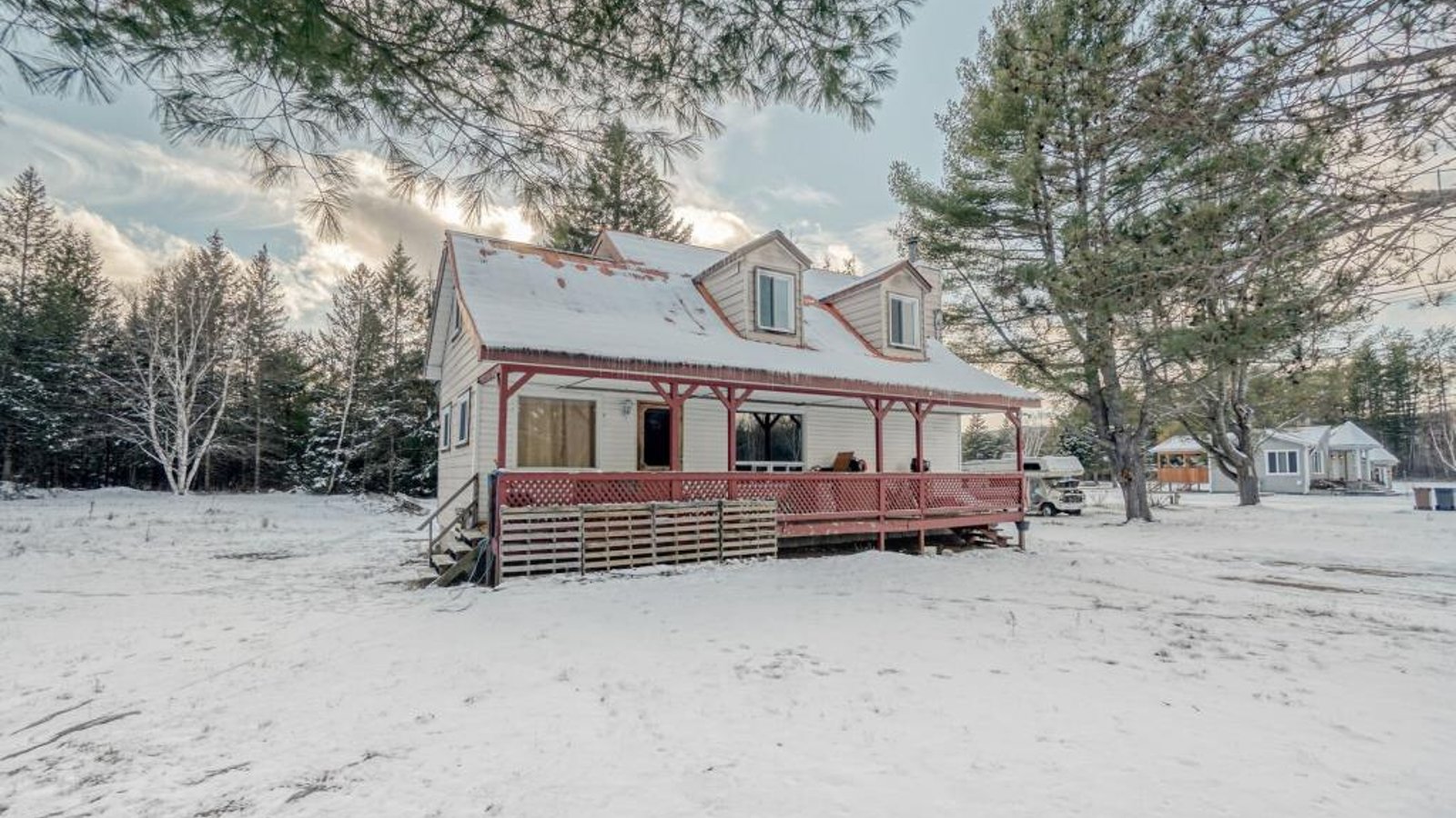 Accueillant cottage de 4 chambres niché dans un secteur intime en pleine nature se vendant 184 900$
