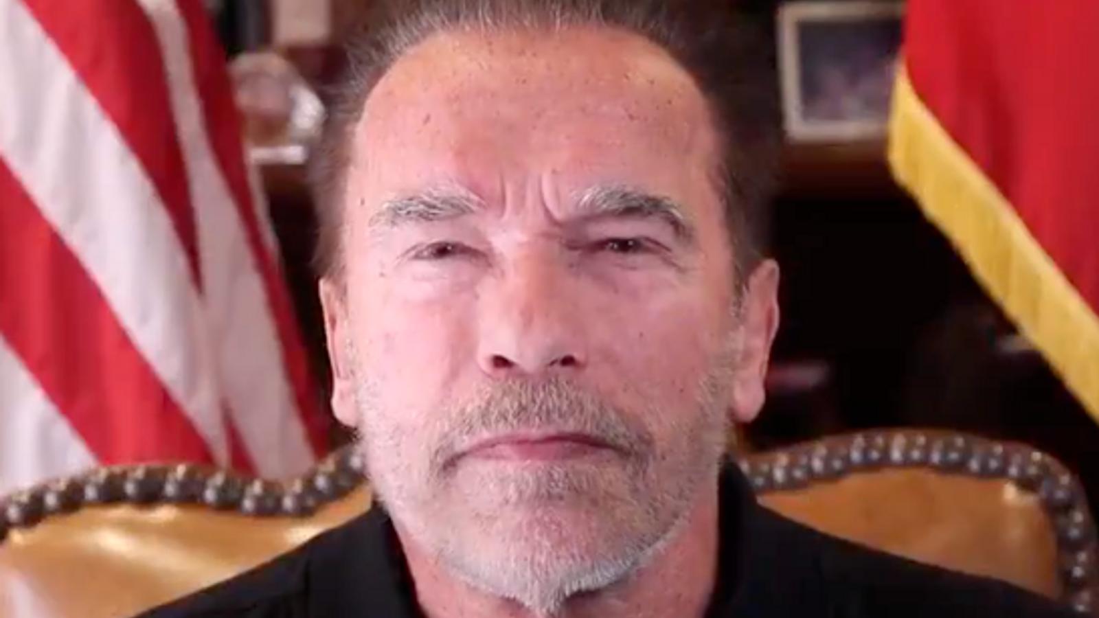 Arnold Schwarzenegger offre 25 mini maisons à des sans-abri.