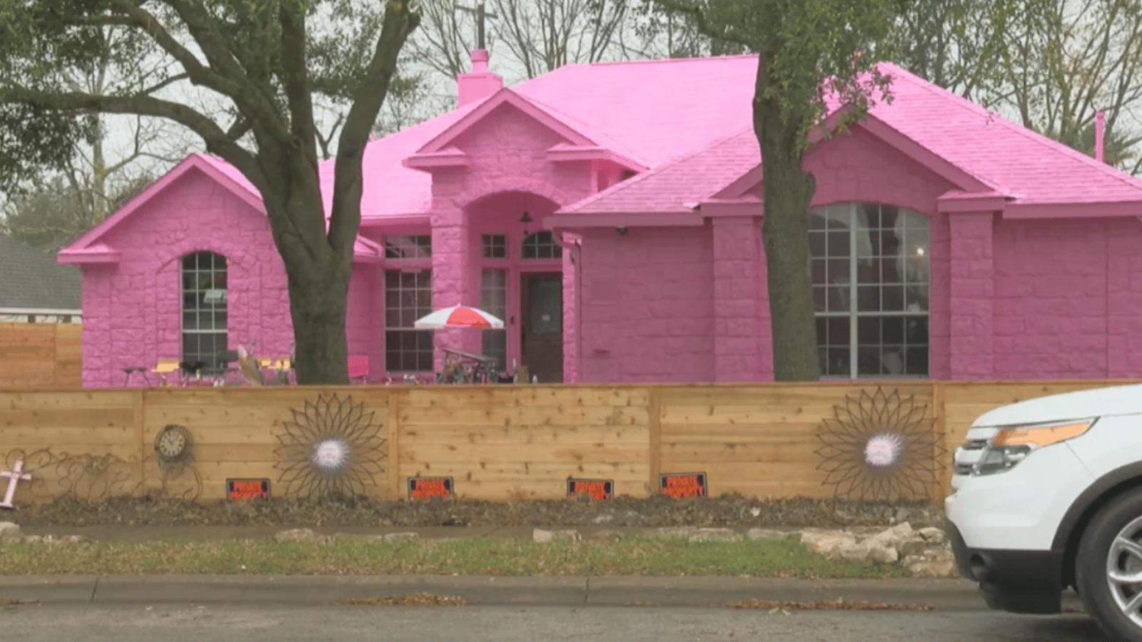 Il emmerde tous ses voisins en peinturant sa maison en rose