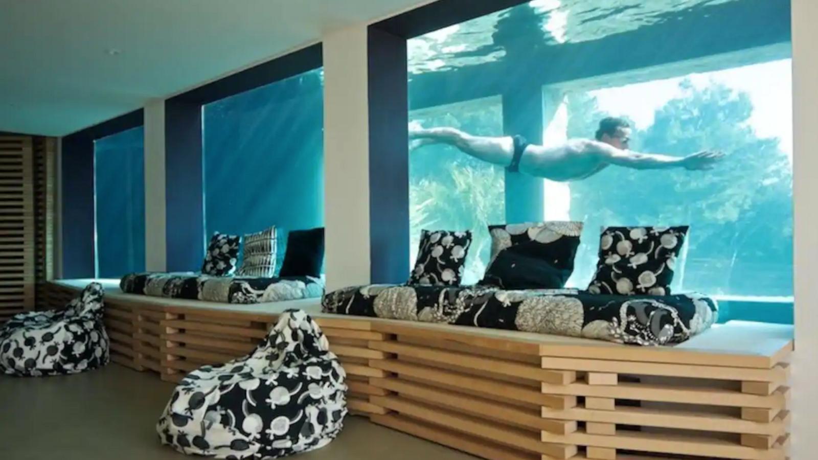 Cette maison avec une piscine-aquarium est disponible en location sur AirBnb