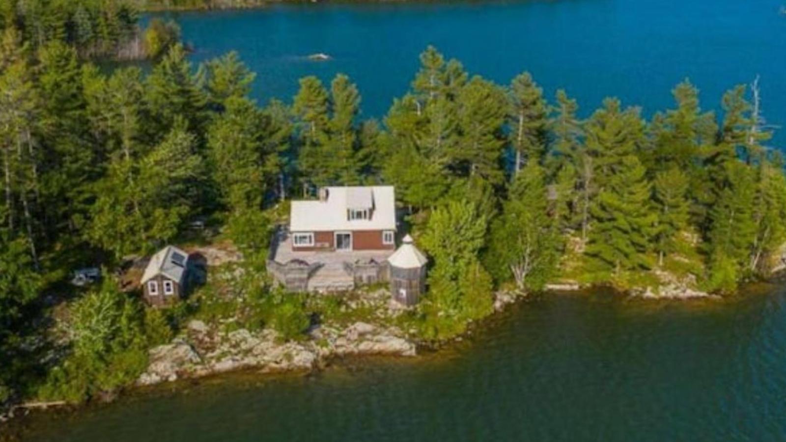 Une maison sur une île privée est présentement à vendre pour bien moins cher que les gens se l'imaginent