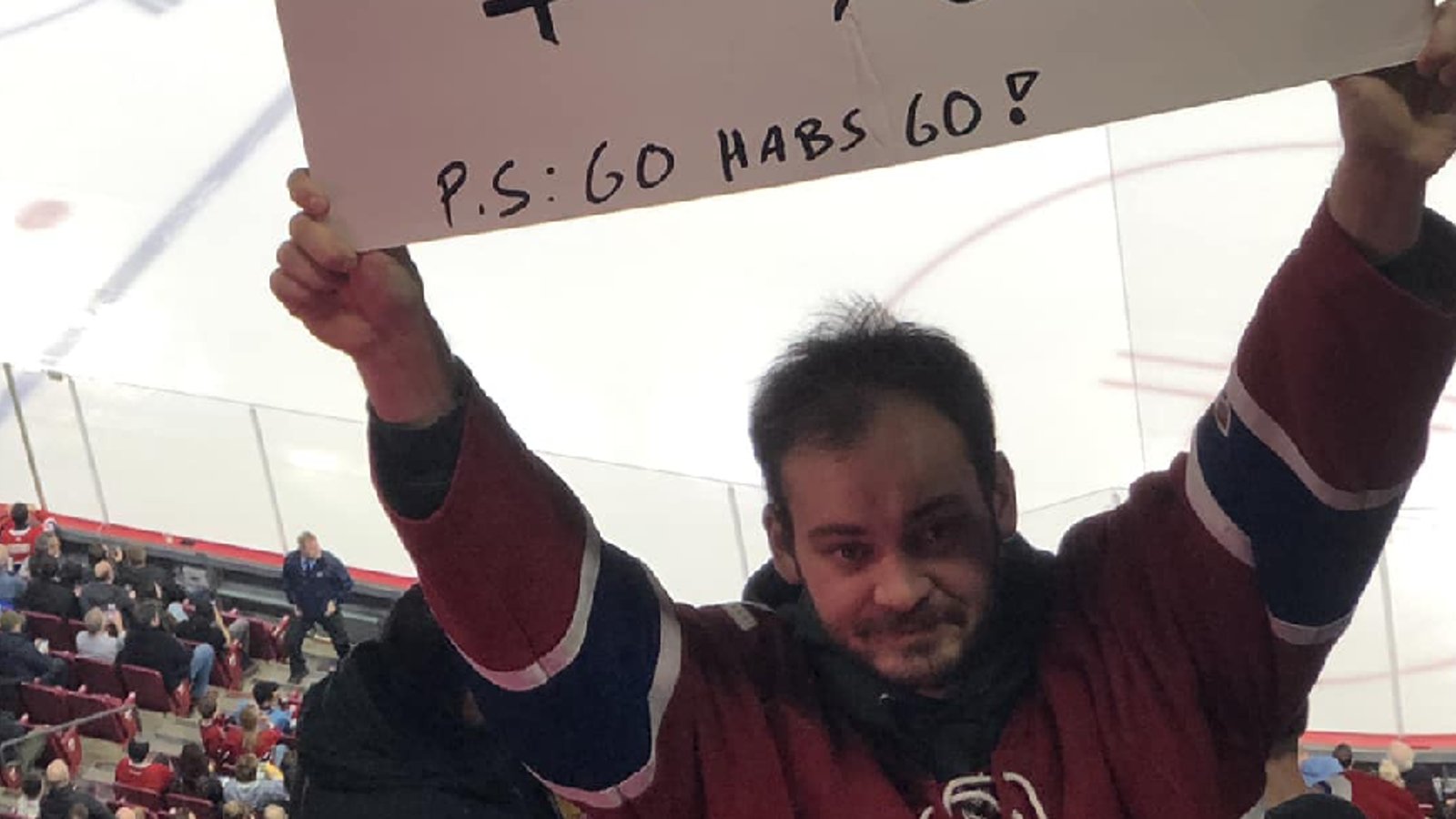 À la recherche d'un logement abordable, un homme passe son message lors d'un match du Canadien