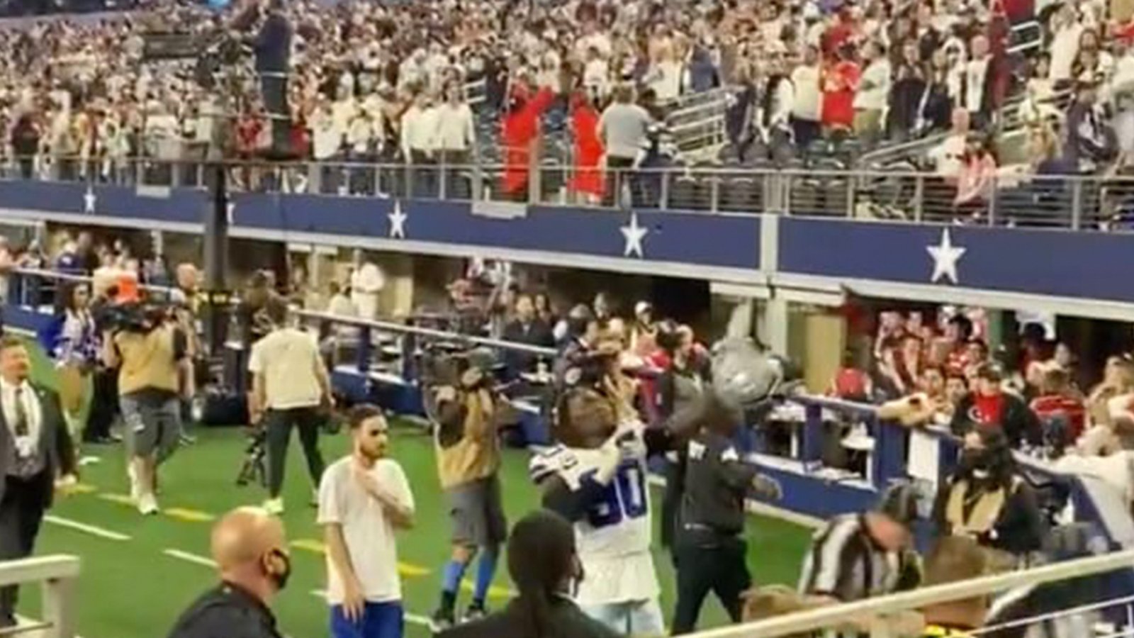 LISTEN: Dallas Cowboys commentators rip fans throwing garbage 