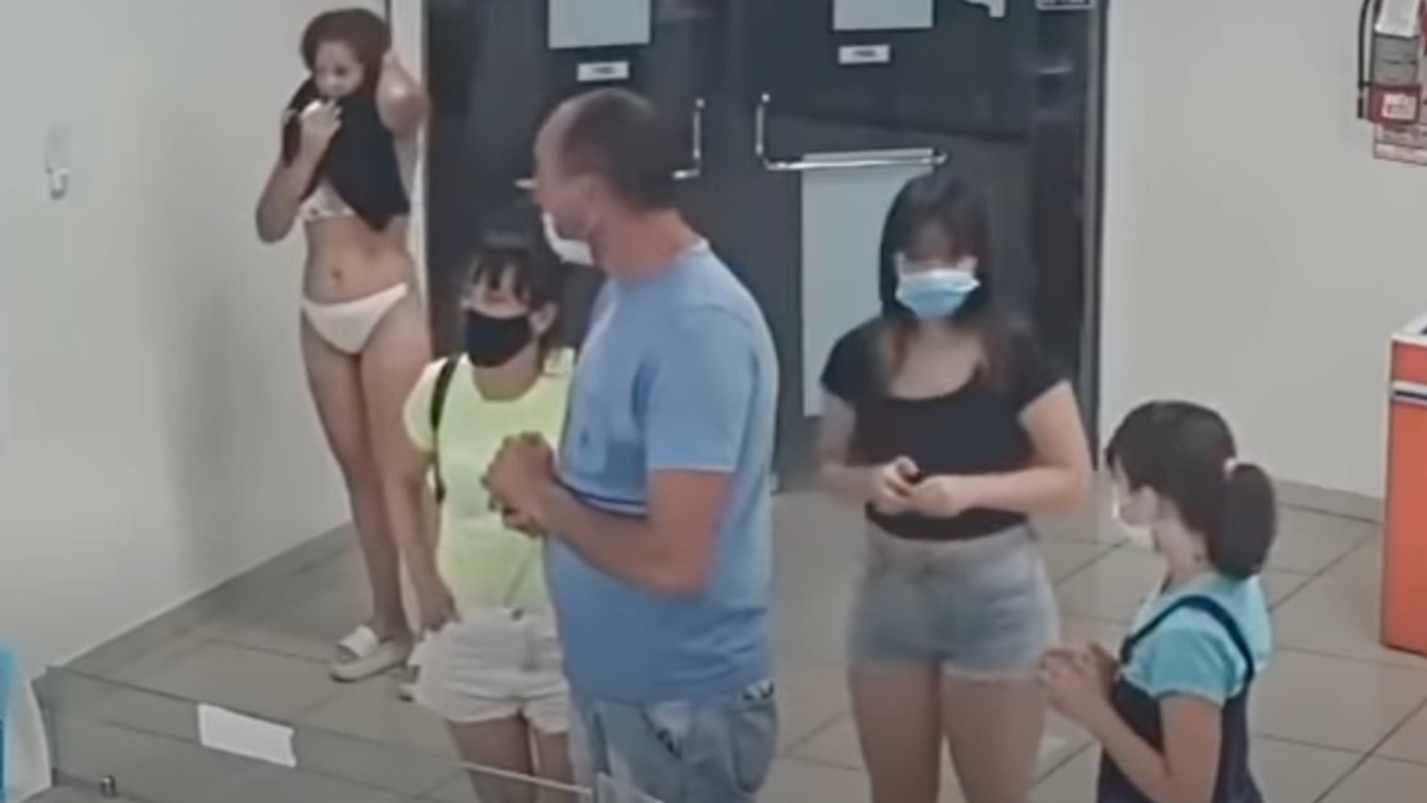 Une femme se déshabille dans une crèmerie parce qu'elle a oublié son couvre-visage